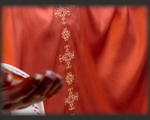 casula rossa ricamata