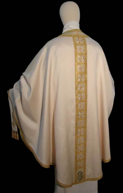 casula bianca solenne