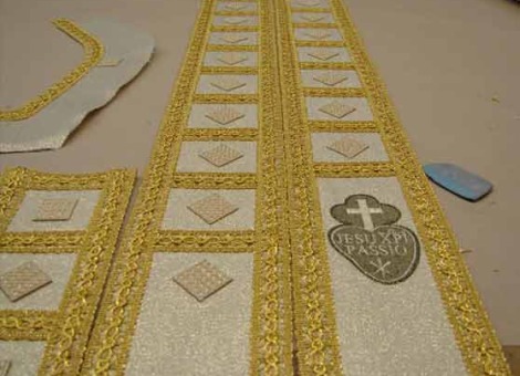 casula bianca solenne decorazione